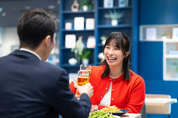飲食店でビールを飲む男女