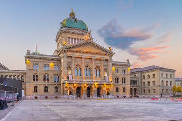 Fototapeta premium The Swiss parliament building Bundeshaus in twilight, Bern