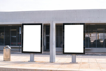 Obraz premium Empty white billboard on pedestrian city street
