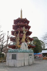 川崎大師。「祈りと平和」像と五重塔。