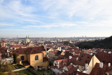エストニアのタリン旧市街を見下ろす美しいパノラマ風景 中世の面影を残す赤い屋根の家々と教会の尖塔が立ち並ぶ世界遺産の街並み バルト三国の魅力が詰まった観光スポットの晴れた日のイメージ素材