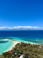 Obraz premium The view of a vibrant blue ocean and lively reef from the top of the Amédée Lighthouse on Amédée Islet, a remote, tropical island in New Caledonia, a French overseas territory in the South Pacific.