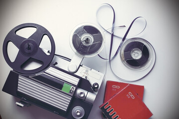 レトロな8ミリ映写機とフィルム