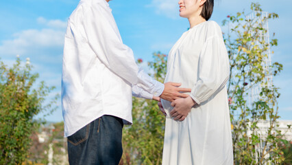 お腹を撫でる妊婦