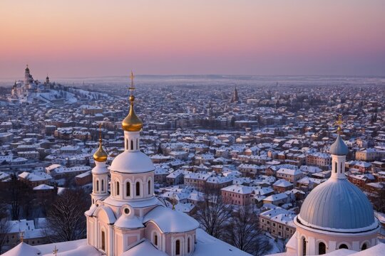 Winterliche Stadtansicht mit Kirchen und schneebedeckten D&auml;chern bei Sonnenuntergang