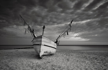 Łódz rybacka na bałtyckiej plaży, Rewal, Polska © Konrad Uznański