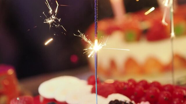 Cierge magique allum&eacute; sur un g&acirc;teau d&rsquo;anniversaire, ambiance festive et moment de c&eacute;l&eacute;bration