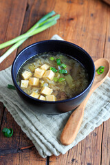 vegane Suppe mit Chinakohl und Tofu