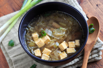Chinakohl-Suppe mit Tofu
