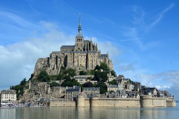 Vista del Monte Saint-Michel con la marea alta, Normand&iacute;a, Francia.
