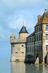 Fototapeta premium Vista de las murallas del Monte Saint-Michel, Normandía, Francia. 