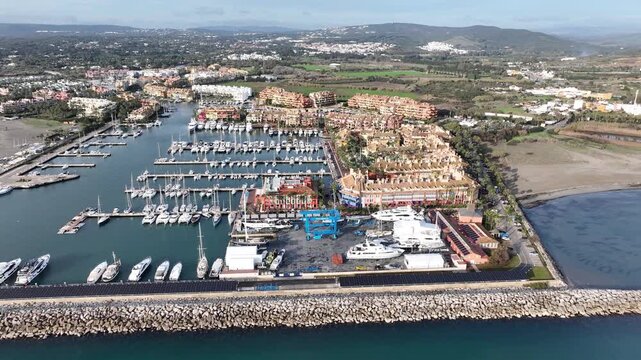 vistas del puerto de Sotogrande en el t&eacute;rmino municipal de San Roque, Espa&ntilde;a	