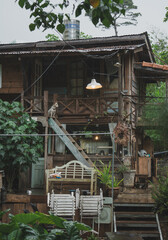 Obraz premium Rustic wooden cabin on a rainy day dog perched on stairs lush greenery inviting retreat