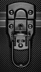 gros plan sur une serrure de valise, PNG format 9:16