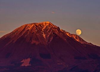 大山と月