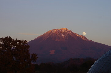 大山と月