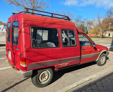 Vista lateral de furgoneta hist&oacute;rica Citroen C15 aparcada en una calle de Madrid, Espa&ntilde;a, 24 de diciembre de 2025