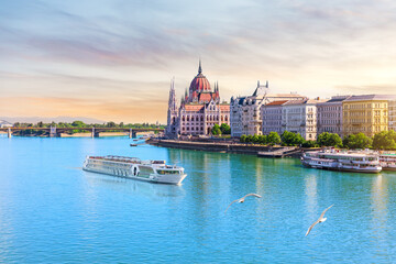 Fototapeta premium Parliament of Budapest, cruise boats and view on the Danube river, Hungary