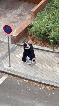 Se&ntilde;ora anciana dependiente paseando con ayuda de asistente social acompa&ntilde;ada por mujer joven cuidadora y ayudante 