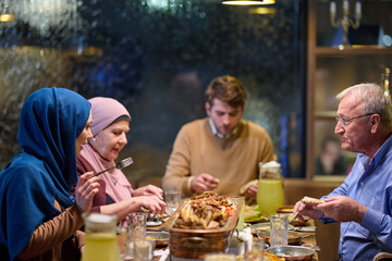 Obraz premium Family and friends gather for iftar meal during Ramadan, sharing food and stories in a warm setting