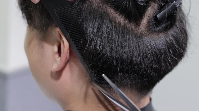 理容室での男性のヘアカット