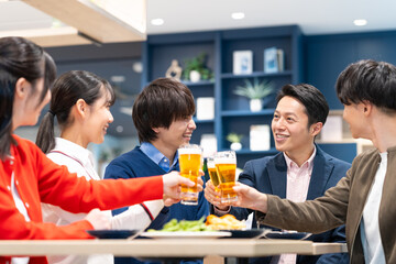 宴会をする仕事仲間