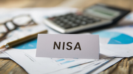 会計や家計管理を連想させるNISA表記カードの実務写真