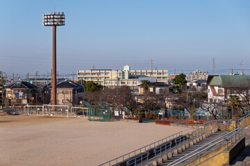 松原市民運動広場スタンドから望む小学校とグラウンドのサッカーゴール
