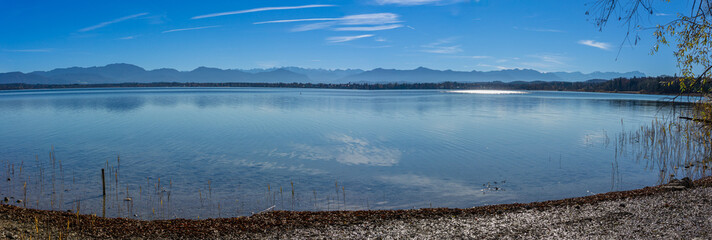 Schönes Bayern: Spaziergang, Wanderung am Starnberger See im Herbst, Nähe Bernried: Blick auf...