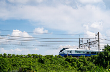 夏の青空を疾走する特急列車