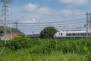 夏を疾走する特急列車