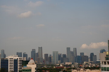 Obraz premium Modern cityscape with sleek skyscrapers and bustling urban landscape