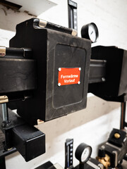 Fernw&auml;rme &Uuml;bergabe in einem Keller in D&uuml;sseldorf, Deutschland