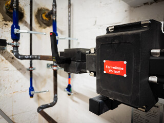 Fernw&auml;rme &Uuml;bergabe in einem Keller in D&uuml;sseldorf, Deutschland