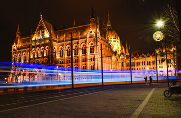 Obraz premium Light Trail Tram in Front of the Hungarian Parliament at Night