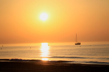 Voilier au lever du soleil