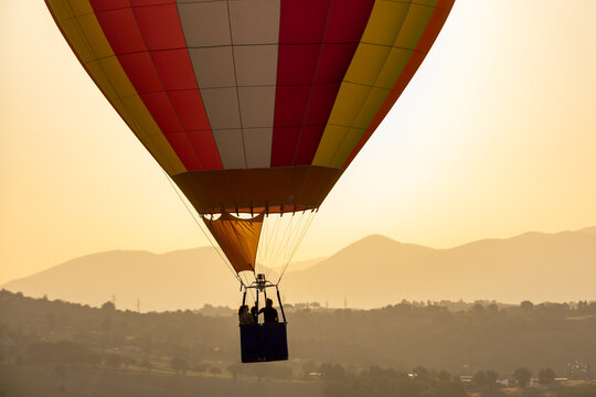 Mongolfiere colorate si alzano in volo all'alba