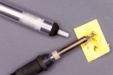 Soldering iron desoldering pump with cleaning sponge