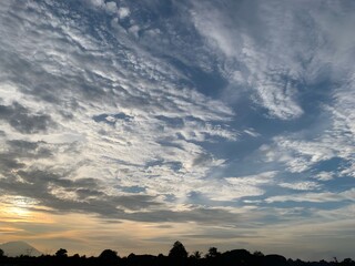 Obraz premium Thin Cloud Formation on Blue Sky