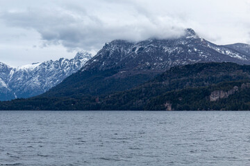 Cordilheira dos Andes e o lago glacial Nahuel Huapi, San Carlos de Bariloche, Patag&ocirc;nia, Argentina