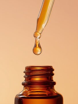 Aceite esencial con gotero sobre fondo neutro, Gotero de aceite de belleza sobre frasco &aacute;mbar, Packaging para marca de cosm&eacute;tica natural, Mockup para publicidad de serum facial