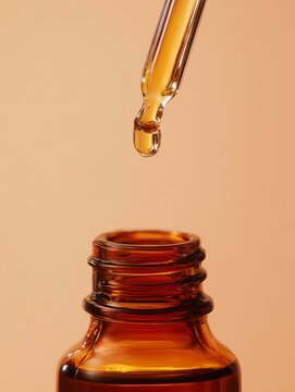 Aceite esencial con gotero sobre fondo neutro, Gotero de aceite de belleza sobre frasco &aacute;mbar, Packaging para marca de cosm&eacute;tica natural, Mockup para publicidad de serum facial