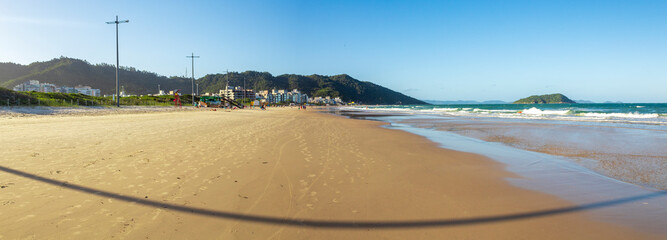 panorama e no  horizonte a Ilha Quinta dos Ganchos e a costa da Praia Palmas do Arvoredo cidade de Governador Celso Ramos Santa Catarina Brasil regi&atilde;o da Grande Florianopolis