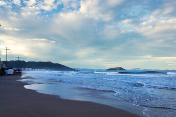   p&ocirc;r-do-sol na Praia Palmas do Arvoredo cidade de Governador Celso Ramos Santa Catarina Brasil regi&atilde;o da Grande Florianopolis  