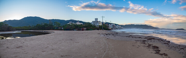 p&ocirc;r-do-sol e o panorama da  Praia Palmas do Arvoredo cidade de Governador Celso Ramos Santa Catarina Brasil regi&atilde;o da Grande Florianopolis
