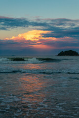   p&ocirc;r-do-sol na Praia Palmas do Arvoredo cidade de Governador Celso Ramos Santa Catarina Brasil regi&atilde;o da Grande Florianopolis 