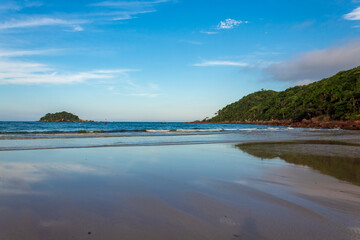 Praia Palmas do Arvoredo cidade de Governador Celso Ramos Santa Catarina Brasil regi&atilde;o da Grande Florianopolis