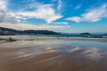  reflexo do c&eacute;u na areia da Praia Palmas do Arvoredo cidade de Governador Celso Ramos Santa Catarina Brasil regi&atilde;o da Grande Florianopolis