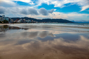  reflexo do c&eacute;u na areia da Praia Palmas do Arvoredo cidade de Governador Celso Ramos Santa Catarina Brasil regi&atilde;o da Grande Florianopolis
