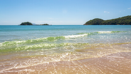 arquip&eacute;lago de Palmas e uma onda da Praia Palmas do Arvoredo cidade de Governador Celso Ramos Santa Catarina Brasil regi&atilde;o da Grande Florianopolis